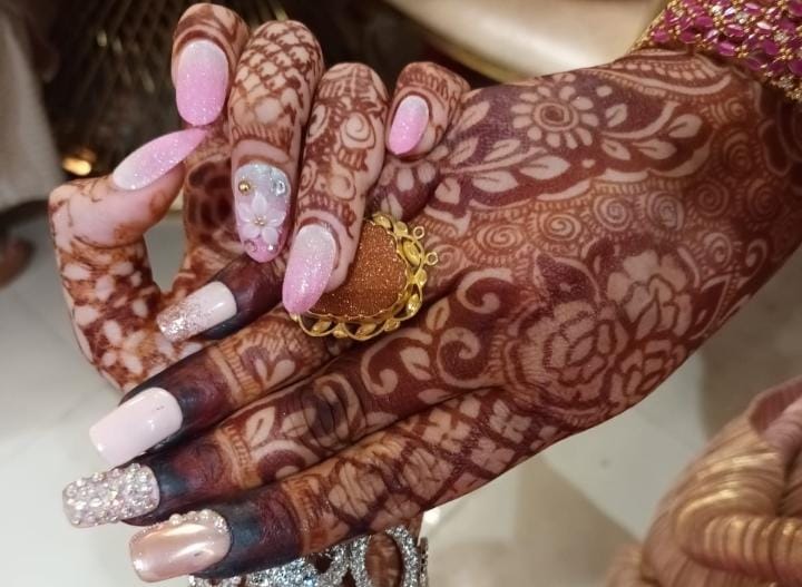 hands with beautiful mehandi