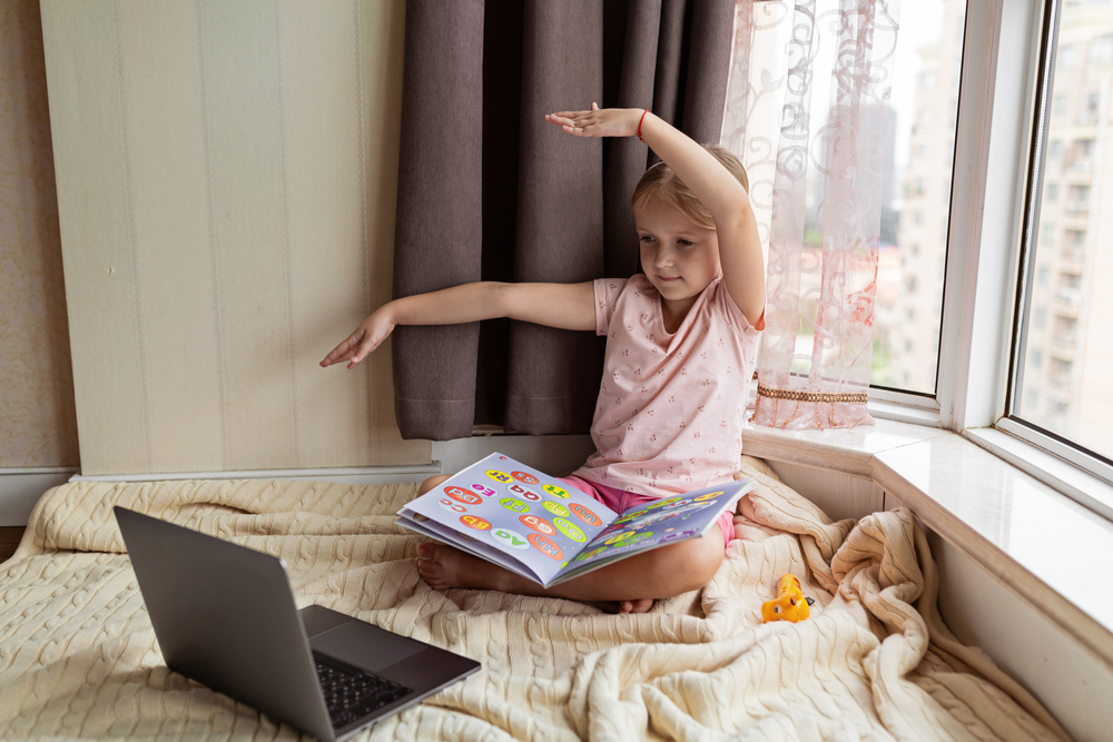 child is learning phonic through online class